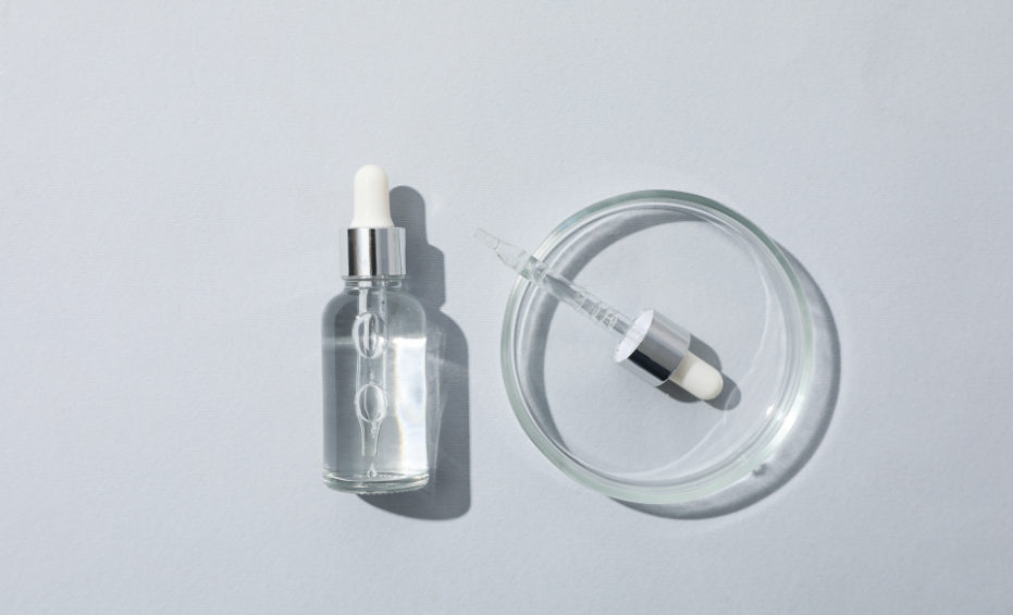 Kwas hialuronowy – co to jest i jak działa na skórę?